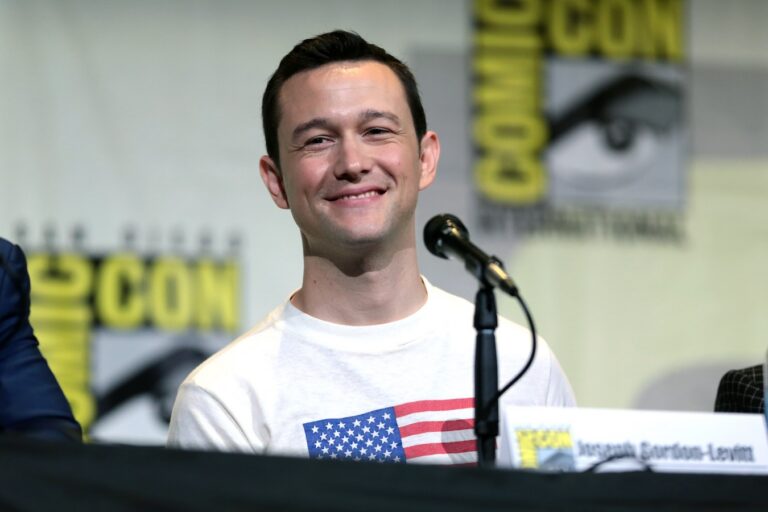 Joseph Gordon-Levitt speaking at the 2016 San Diego Comic Con.