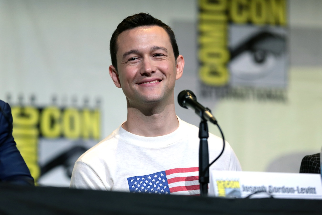 Joseph Gordon-Levitt speaking at the 2016 San Diego Comic Con.